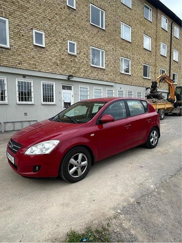 Röd Begagnad 2007 Kia Ceed 4 Halvkombi | 45 000 kr (Bra pris) - Bild 1/1