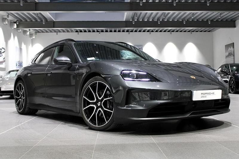 Grå Begagnad 2024 Porsche Taycan Sport Turismo Kombi | 995 000 kr (Lite dyr) - Bild 1/4