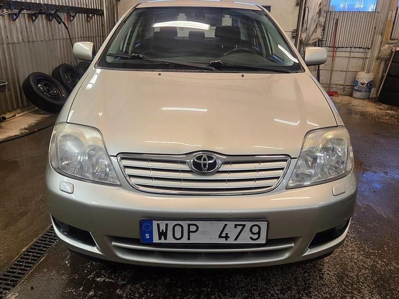 Begagnad Toyota Corolla 110 HK (80 kW) 2006 Silver Sedan
