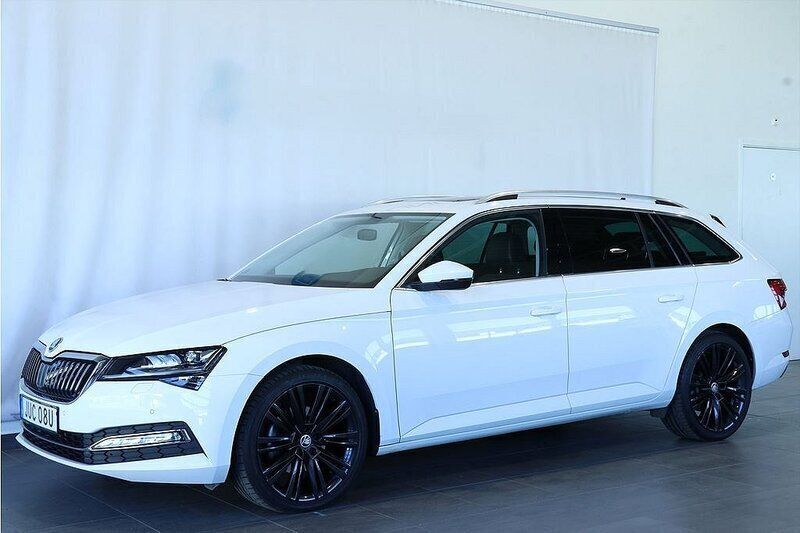 Vit Begagnad 2021 Skoda Superb Business Line Kombi | 349 900 kr (Marknadspris) - Bild 1/4