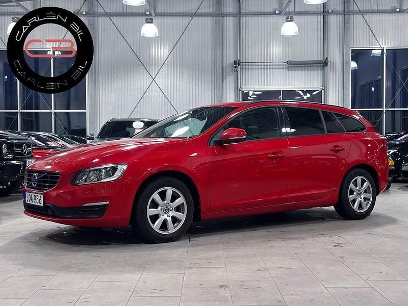 Röd Begagnad 2018 Volvo V60 Kinetic Kombi | 164 900 kr (Bra pris) - Bild 1/4