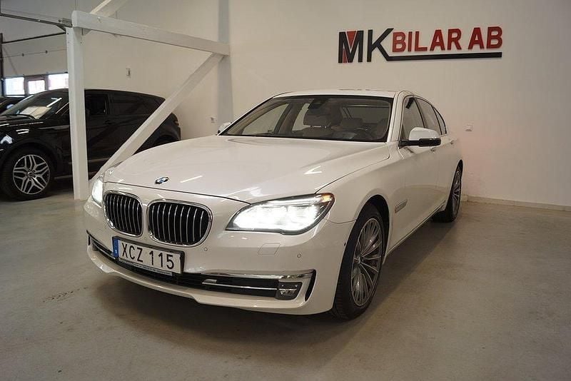 Vit Begagnad 2012 BMW 750 Sedan | 195 000 kr (Marknadspris) - Bild 1/4