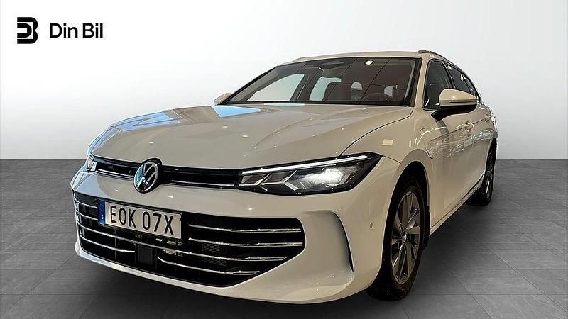 Pure white Begagnad 2024 VW Passat Business Kombi | 444 500 kr - Bild 1/4
