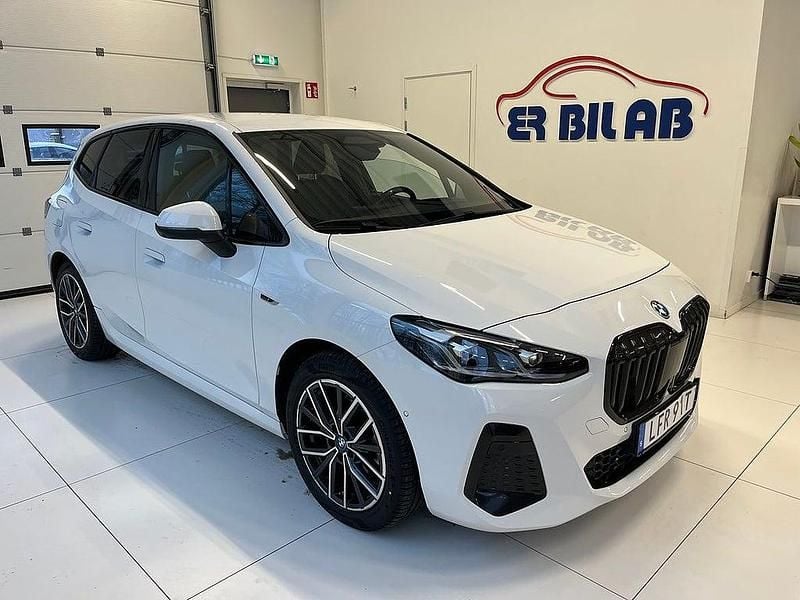 Vit Begagnad 2022 BMW 225 M Sport Kombi | 299 900 kr (Bra pris) - Bild 1/4