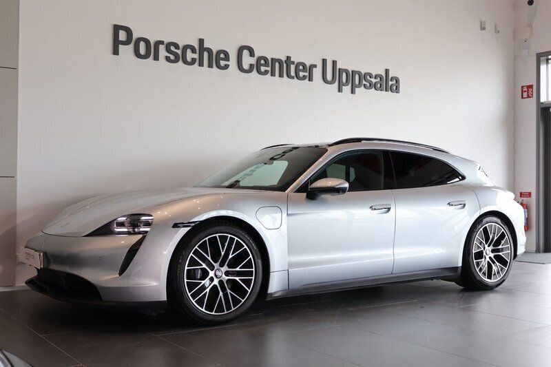 Silver (dolmite silver metallic) Begagnad 2023 Porsche Taycan Sport Turismo Sedan | 785 000 kr - Bild 1/4