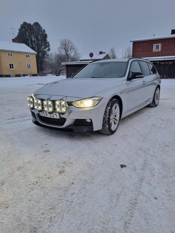 Begagnad 2014 BMW 320 Kombi | 149 000 kr (Dyr) - Bild 1/4
