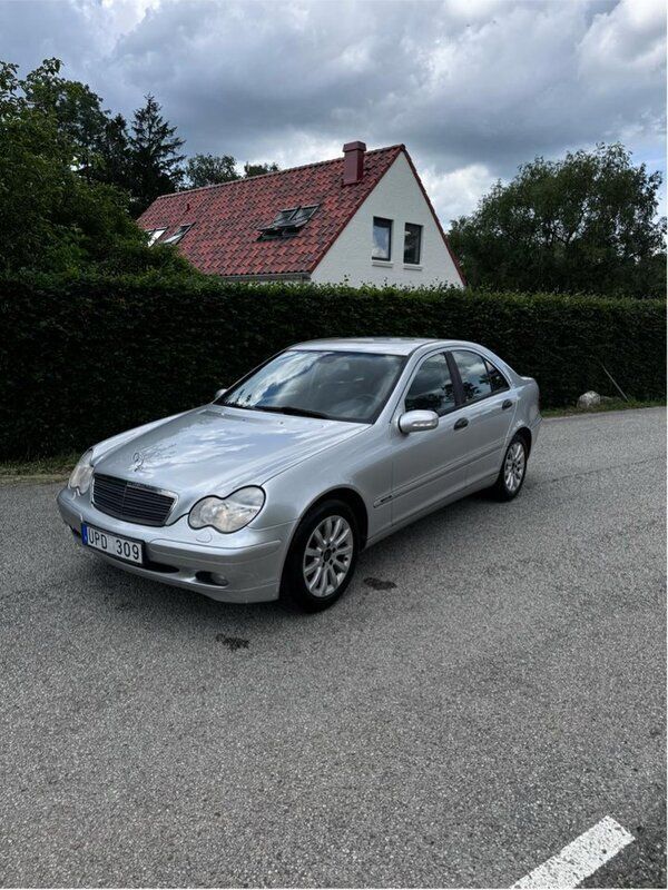Silver Begagnad 2004 Mercedes C180 Sedan | 35 500 kr (Marknadspris) - Bild 1/4