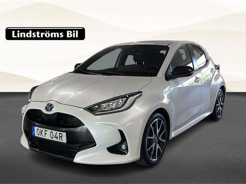 Vit Begagnad 2020 Toyota Yaris Hybrid Style Halvkombi | 199 000 kr (Marknadspris) - Bild 1/3
