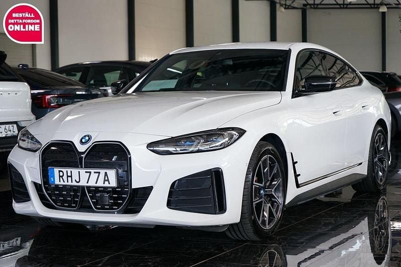 Vit Begagnad 2023 BMW i4 M Sport Sedan | 469 500 kr (Marknadspris) - Bild 1/4