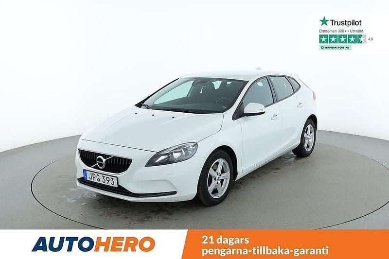 Vit Begagnad 2018 Volvo V40 Kinetic Halvkombi | 164 000 kr (Marknadspris) - Bild 1/4