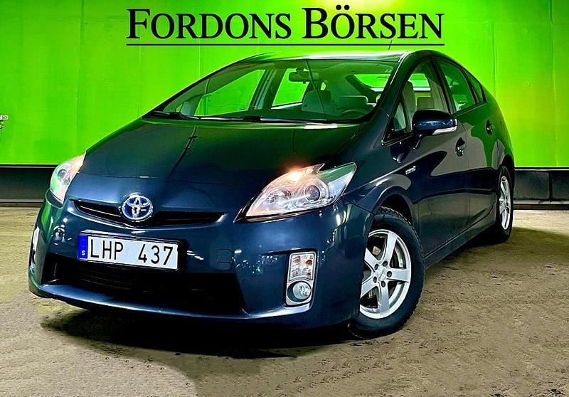 Grå Begagnad 2010 Toyota Prius Halvkombi | 129 000 kr (Marknadspris) - Bild 1/4