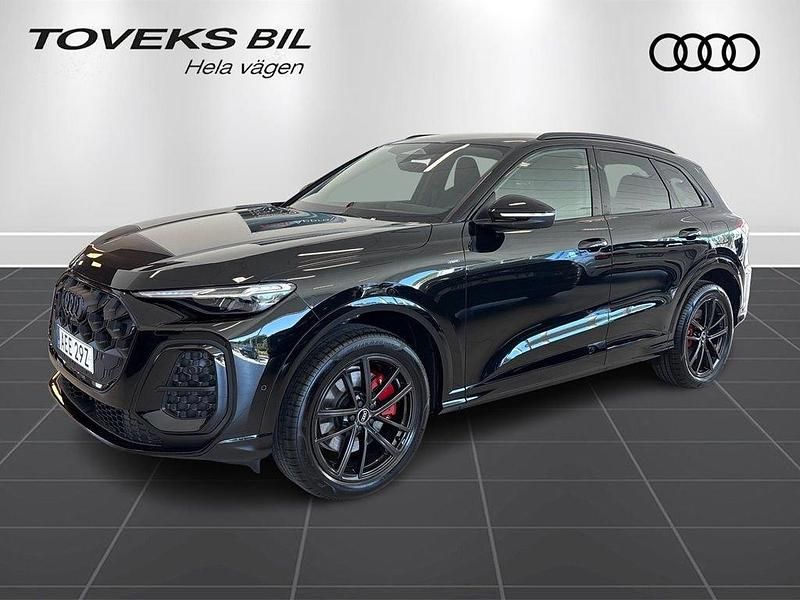 Svart (mytsvart metallic) Ny 2025 Audi Q5 Sportback Sport SUV | 839 600 kr - Bild 1/4