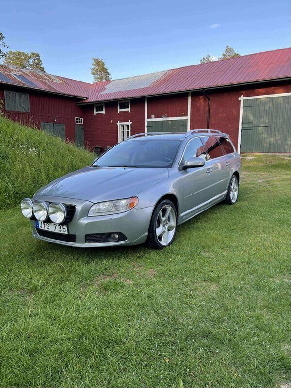 Silver Begagnad 2010 Volvo V70 Summum Kombi | 85 000 kr (Marknadspris) - Bild 1/4