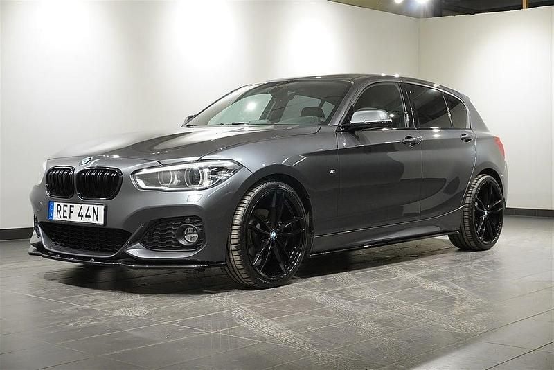 Grå Begagnad 2019 BMW 120 M Sport Halvkombi | 219 900 kr (Marknadspris) - Bild 1/4