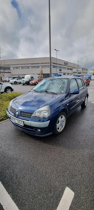 Blå Begagnad 2003 Renault Clio II Privilege Halvkombi | 10 000 kr (Bra pris) - Bild 1/4