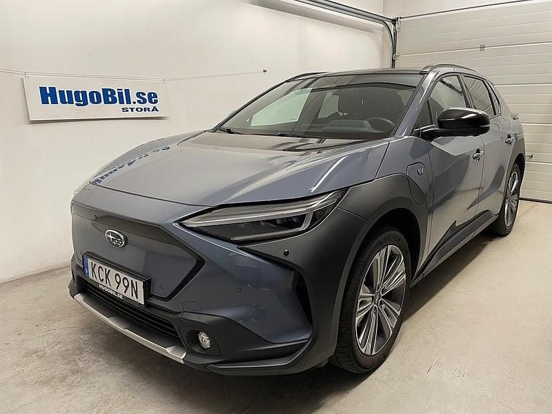 Grå Begagnad 2022 Subaru Solterra SUV | 399 500 kr (Marknadspris) - Bild 1/4