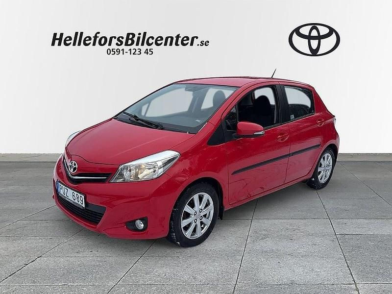 Röd Begagnad 2013 Toyota Yaris Active Halvkombi | 79 500 kr (Marknadspris) - Bild 1/4