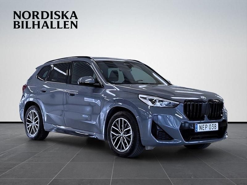 Grå Begagnad 2023 BMW X1 M Sport SUV | 409 795 kr (Lite dyr) - Bild 1/4