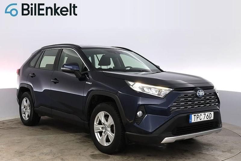 Mörkblå Begagnad 2020 Toyota RAV4 Hybrid Active SUV | 299 900 kr (Marknadspris) - Bild 1/4