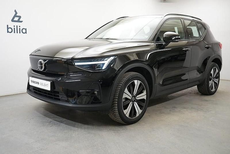 Svart Begagnad 2022 Volvo XC40 Plus SUV | 364 900 kr - Bild 1/3