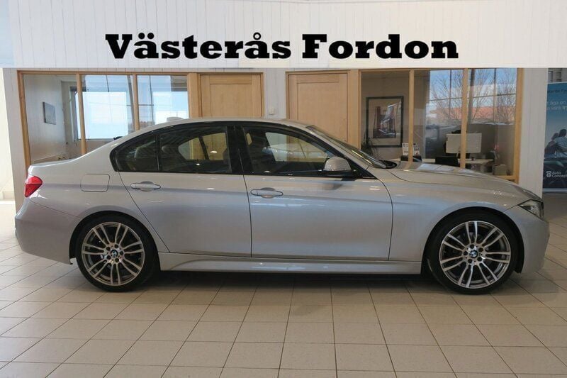 Silver Begagnad 2016 BMW 320 M Sport Sedan | 199 900 kr (Marknadspris) - Bild 1/4