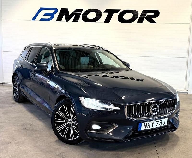Mörkblå (blå) Begagnad 2020 Volvo V60 Inscription Kombi | 329 900 kr - Bild 1/4