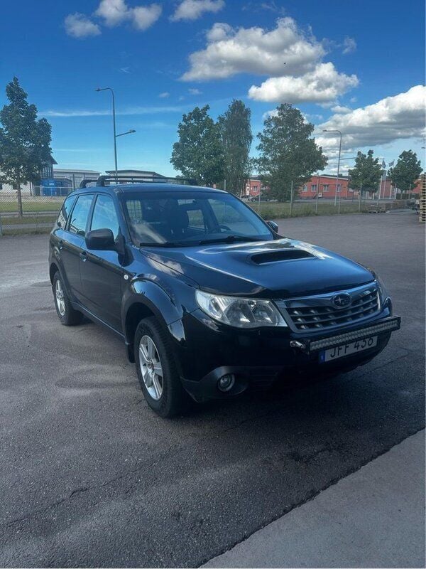 Svart Begagnad 2012 Subaru Forester SUV | 59 000 kr (Marknadspris) - Bild 1/4