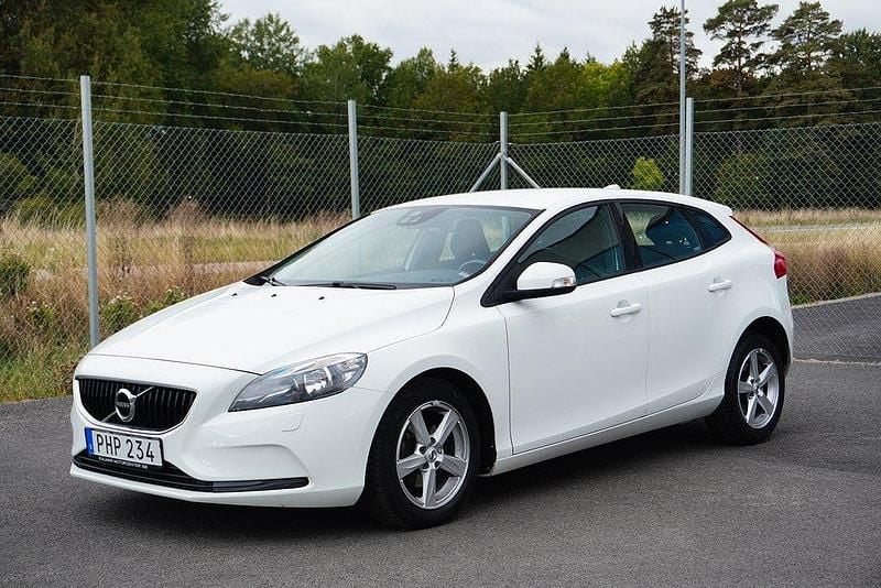 Vit Begagnad 2017 Volvo V40 Kinetic Kombi | 119 900 kr (Marknadspris) - Bild 1/4