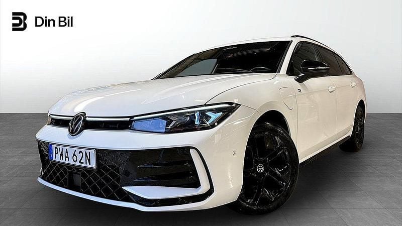 Vit (pure white) Begagnad 2024 VW Passat R-line Kombi | 484 500 kr - Bild 1/4