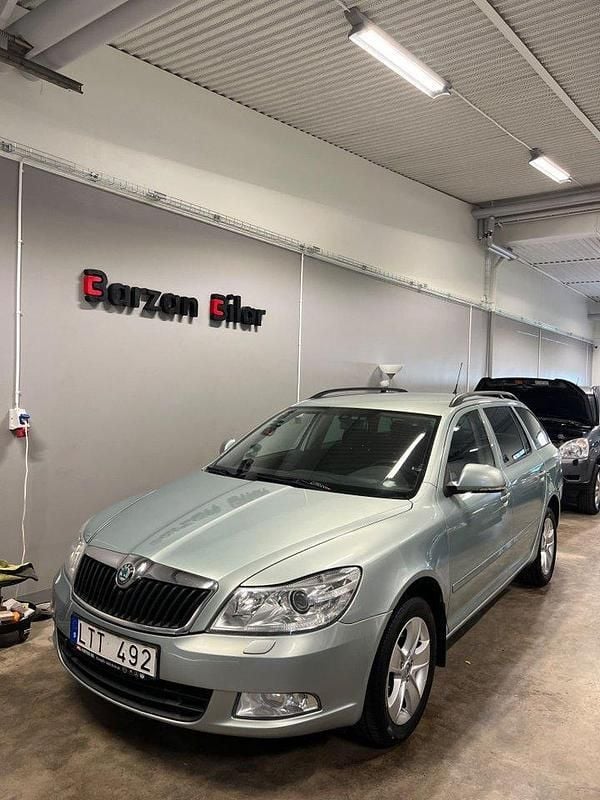 Ljusgrön (grön) Begagnad 2012 Skoda Octavia Elegance Kombi | 69 999 kr (Bra pris) - Bild 1/4