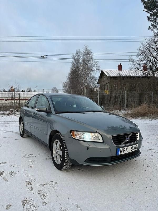 Ljusblå Begagnad 2009 Volvo S40 Sedan | 33 000 kr (Marknadspris) - Bild 1/4