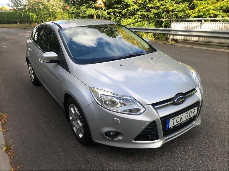 Grå Begagnad 2014 Ford Focus Trend Halvkombi | 54 900 kr (Marknadspris) - Bild 1/4