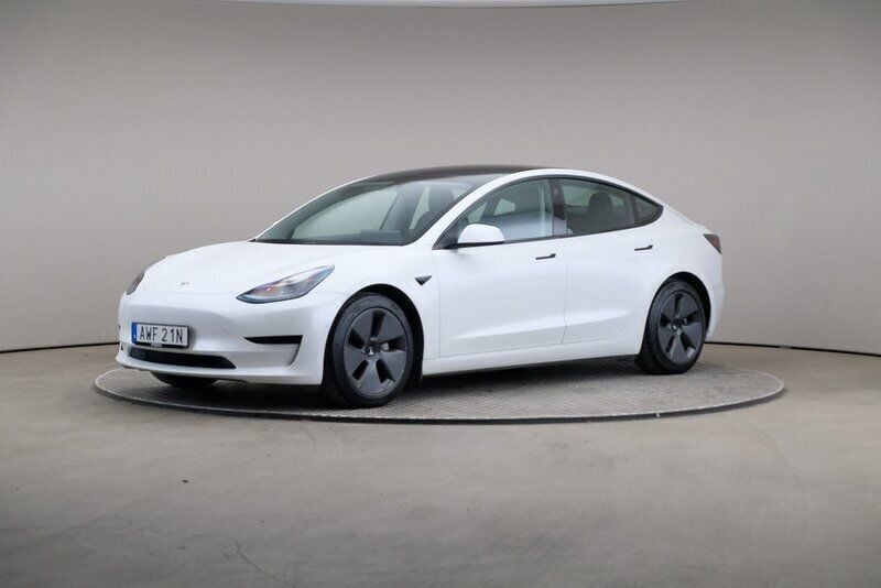 Vit Begagnad 2021 Tesla Model 3 Standard Range Plus Sedan | 235 000 kr (Marknadspris) - Bild 1/4