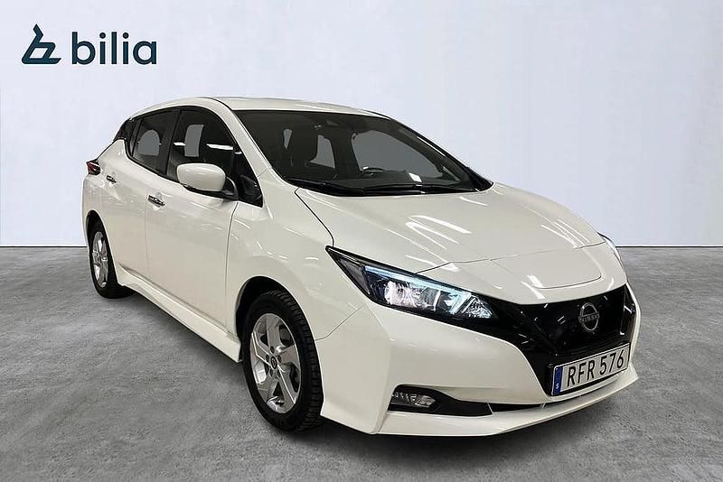 Begagnad Nissan Leaf Acenta 111 kW (151 HK) 2023 Vit Halvkombi