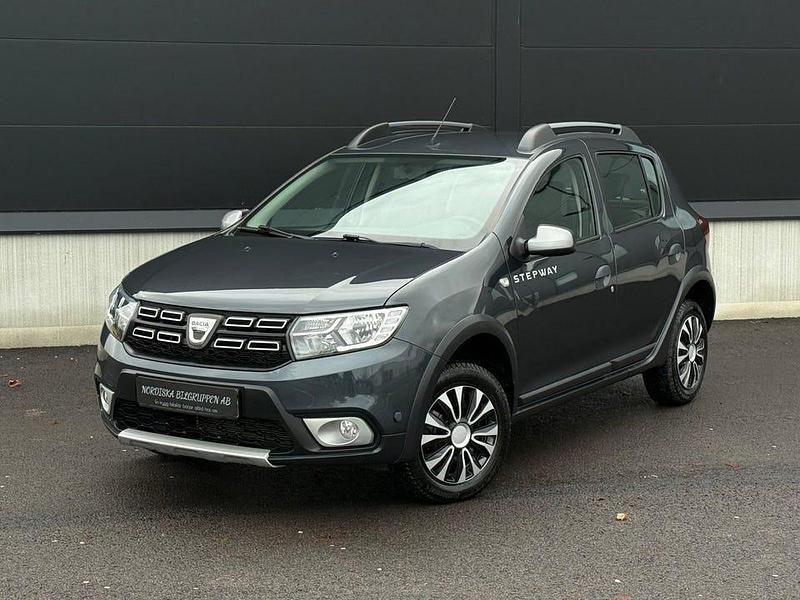 Mörkgrå Begagnad 2018 Dacia Sandero Stepway Kombi | 99 800 kr (Marknadspris) - Bild 1/4