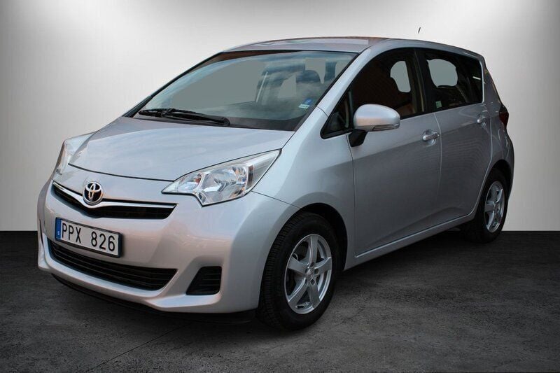 Silver Begagnad 2013 Toyota Verso-S Multidrive S Minibuss | 114 900 kr (Marknadspris) - Bild 1/4