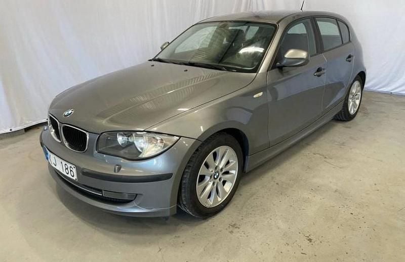 Grå Begagnad 2011 BMW 116 Halvkombi | 70 000 kr (Superpris) - Bild 1/4