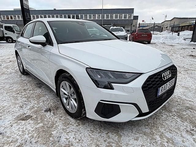 Vit Begagnad 2022 Audi A3 Sportback Comfort Halvkombi | 229 000 kr (Marknadspris) - Bild 1/4