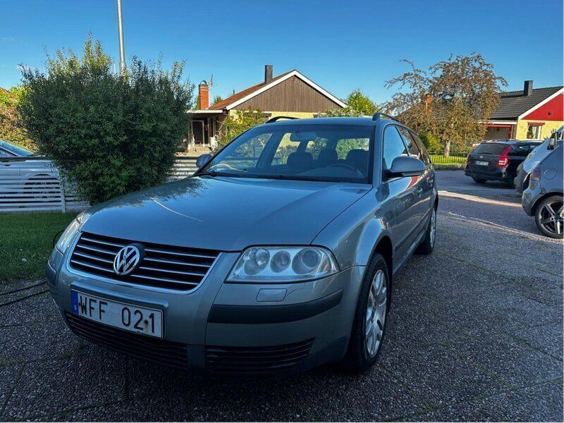 Grå Begagnad 2004 VW Passat Trendline Kombi | 17 000 kr - Bild 1/4
