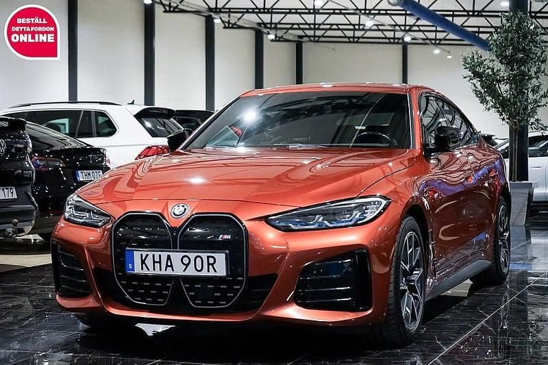 Orange Begagnad 2022 BMW i4 M Sport Sedan | 409 500 kr (Marknadspris) - Bild 1/4