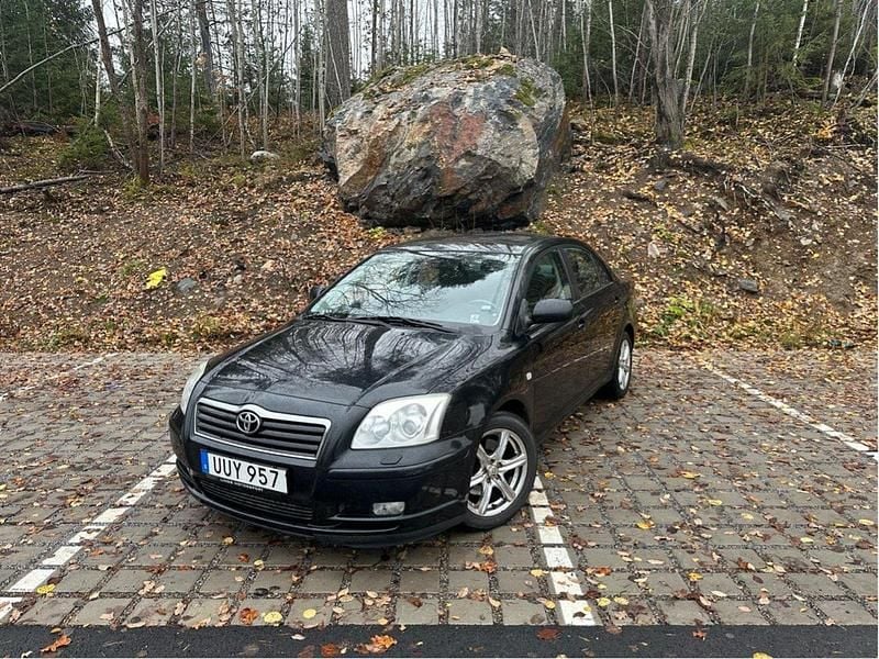 Svart Begagnad 2004 Toyota Avensis Sedan | 29 000 kr (Bra pris) - Bild 1/4