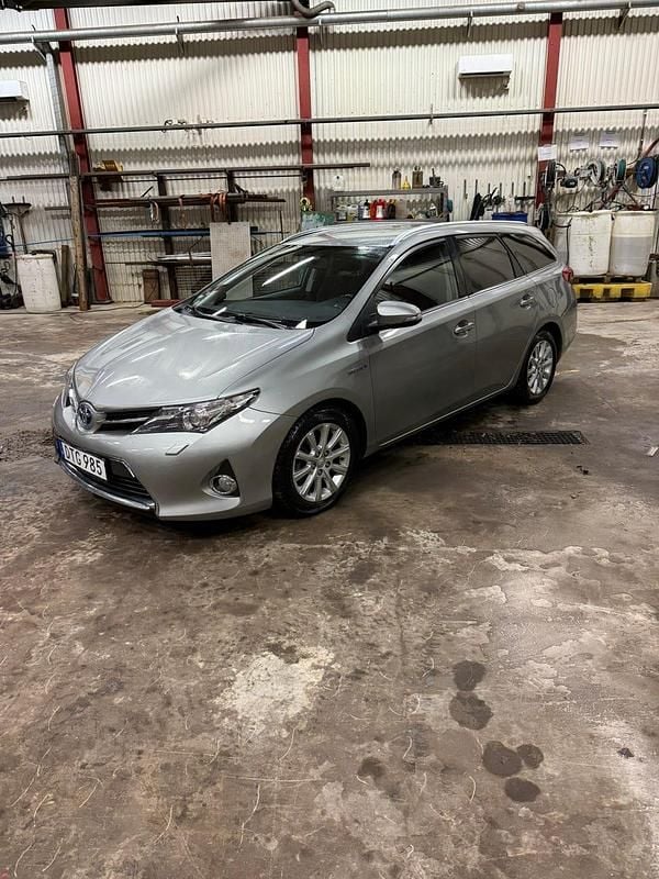 Begagnad 2015 Toyota Auris Touring Sports Kombi | 132 000 kr (Bra pris) - Bild 1/4