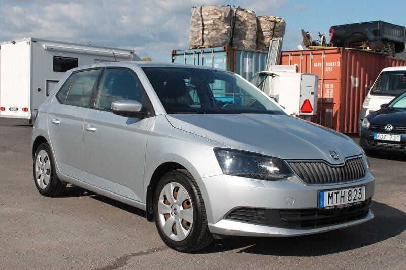 Silver Begagnad 2015 Skoda Fabia Ambiente Halvkombi | 68 500 kr - Bild 1/4
