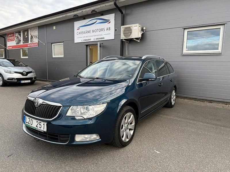 Mörkblå (blå) Begagnad 2012 Skoda Superb Ambition Kombi | 45 000 kr (Superpris) - Bild 1/4