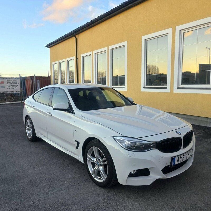Vit Begagnad 2015 BMW 320 Gran Turismo M Sport Halvkombi | 159 900 kr (Marknadspris) - Bild 1/2