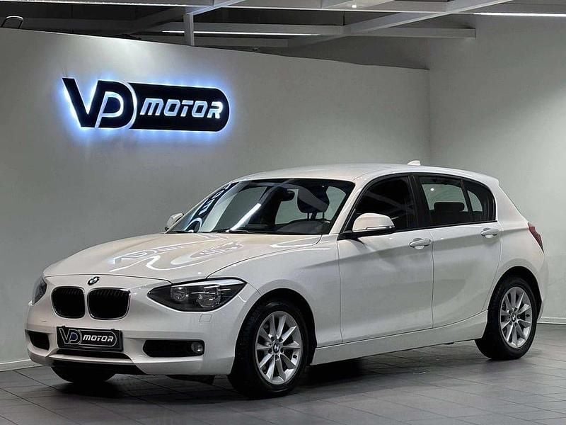 Vit Begagnad 2012 BMW 118 Halvkombi | 107 700 kr (Marknadspris) - Bild 1/4