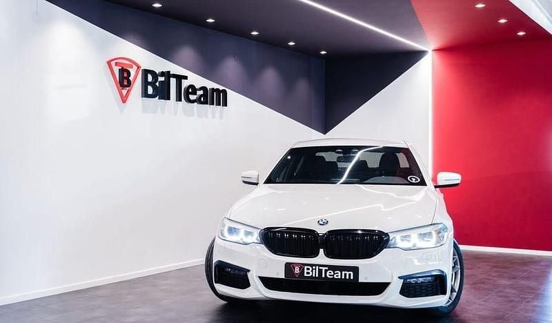 Vit Begagnad 2019 BMW 530 iPerformance Sedan | 279 900 kr (Marknadspris) - Bild 1/4