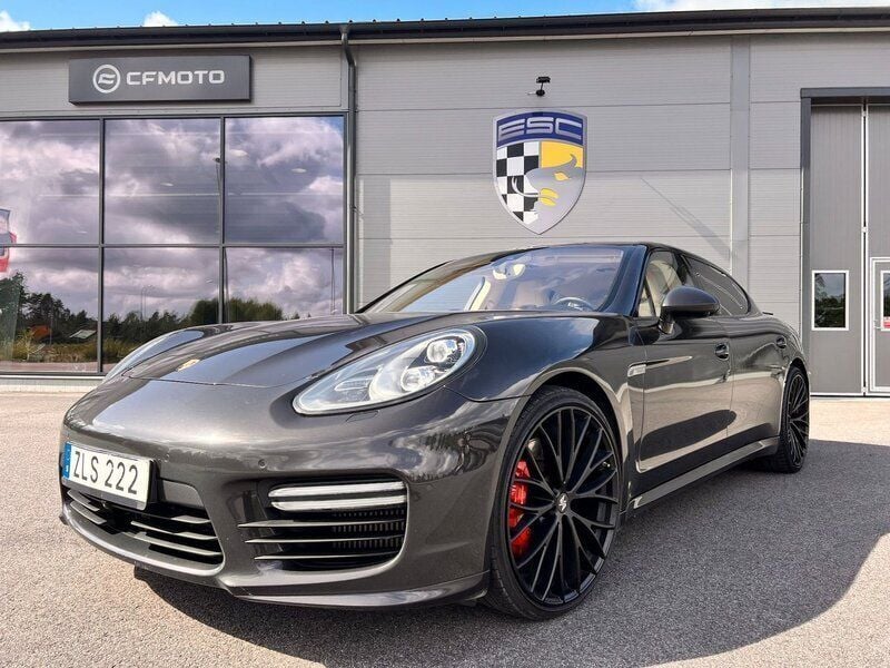 Mörkgrå (grå) Begagnad 2014 Porsche Panamera Turbo Executive Sedan | 359 900 kr (Superpris) - Bild 1/4