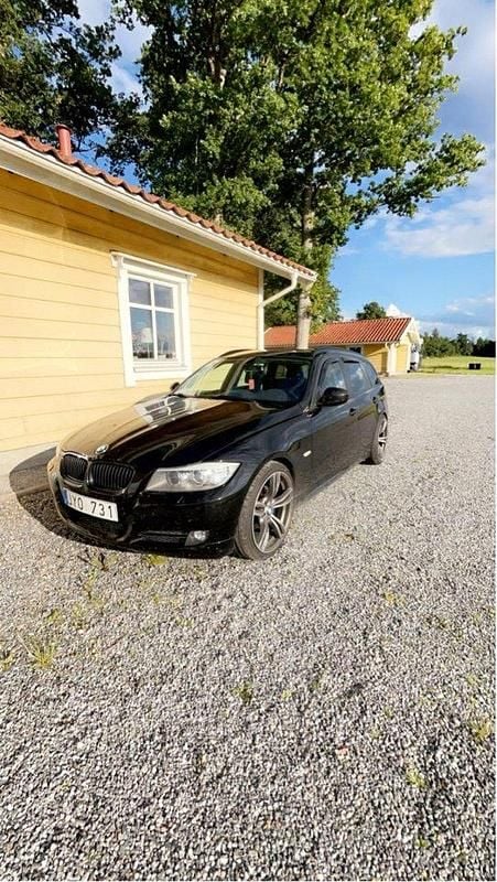 Svart Begagnad 2012 BMW 320 M Sport Kombi | 100 000 kr (Superpris) - Bild 1/4