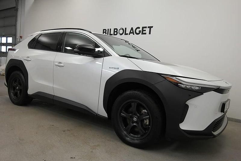 Begagnad Toyota bZ4X 252 kW (343 HK) 2023 Vit SUV